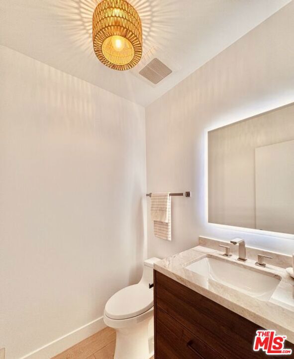 20374 Seaboard Road, Malibu CA: https://media.crmls.org/mediaz/2d87efa9-5da8-4125-bb25-181989023796.jpg