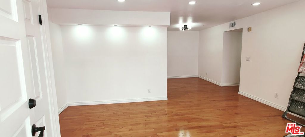 https://media.crmls.org/mediaz/2d881b95-0c93-4715-80ab-85d23bb09eb5.jpg?preset=X-Large