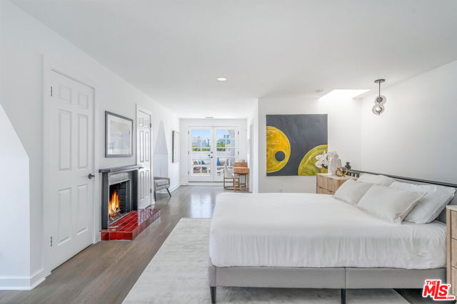 2622 2nd Street, Santa Monica CA: https://media.crmls.org/mediaz/2d88be5d-c344-4329-9ac1-c6363bbe683b.jpg