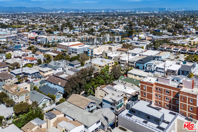 22 20th Avenue, Venice CA: https://media.crmls.org/mediaz/2d892395-8049-4fc0-b86f-78a3464782ee.jpg