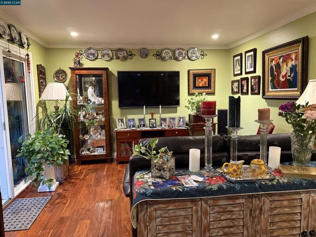 1036 Oak Grove Rd, Concord CA: https://media.crmls.org/mediaz/2d893467-e651-4b90-ac81-894cd3ccb7a9.jpg