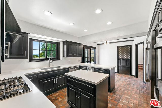 29528 Harvester Road, Malibu CA: https://media.crmls.org/mediaz/2d897cc7-b4ad-4d9f-8e08-83391b71bd2a.jpg