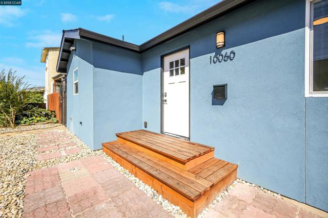 10060 Bernhardt Dr, Oakland CA: https://media.crmls.org/mediaz/2d89c1a8-28c9-46da-9172-b9a84a1e1bb6.jpg