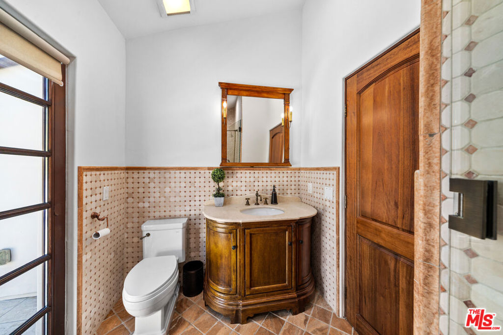 https://media.crmls.org/mediaz/2d8a1189-976b-48cb-b90f-e3e207d0a01c.jpg?preset=X-Large