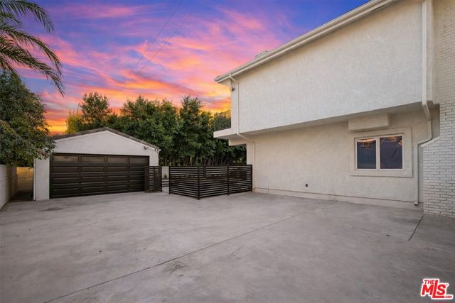 5439 Gentry Avenue, Valley Village CA: https://media.crmls.org/mediaz/2d8b660d-dcb9-444e-9016-5b5f8bdc2478.jpg