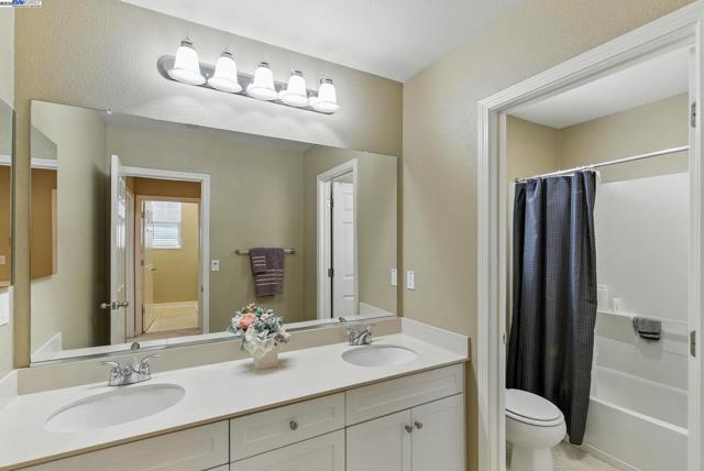 841 Fan Palm Ln, Brentwood CA: https://media.crmls.org/mediaz/2d8b9631-1003-4ac1-bcf7-9149212bd867.jpg