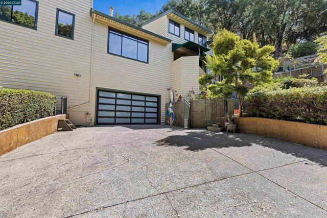 39 Mira Loma Rd, Orinda CA: https://media.crmls.org/mediaz/2d8d8366-0cf8-46f4-bf6b-b9bfa685c678.jpg