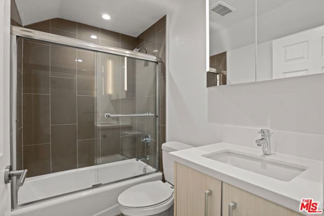 11711 Ohio Avenue, Los Angeles CA: https://media.crmls.org/mediaz/2d8e6e98-e70e-4ae0-9926-e0b345ac36f7.jpg