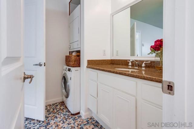 2020 Diamond St, San Diego CA: https://media.crmls.org/mediaz/2d8f90e8-1d79-4acc-9fe0-286615204a74.jpg