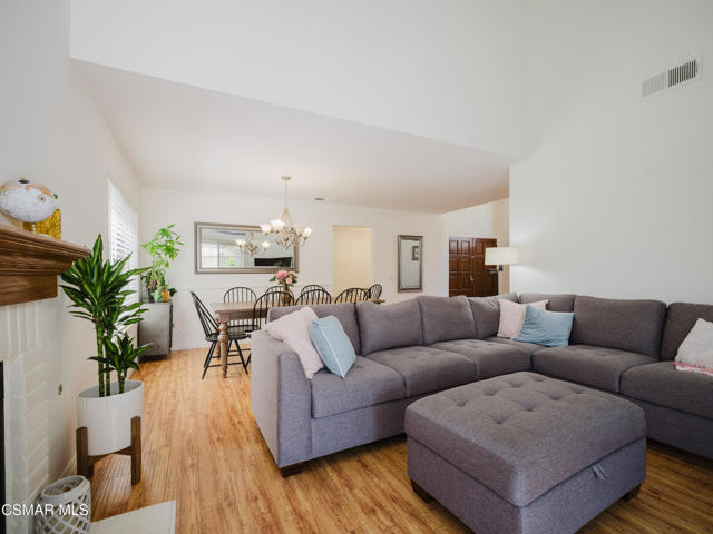 552 Fairfield Road, Simi Valley CA: https://media.crmls.org/mediaz/2d8fe801-f5da-4b46-aa60-551523c8b070.jpg