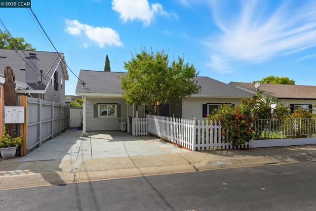 4108 Irene Dr, Martinez CA: https://media.crmls.org/mediaz/2d9033dc-5221-4321-9e23-fa4e101d4ba0.jpg