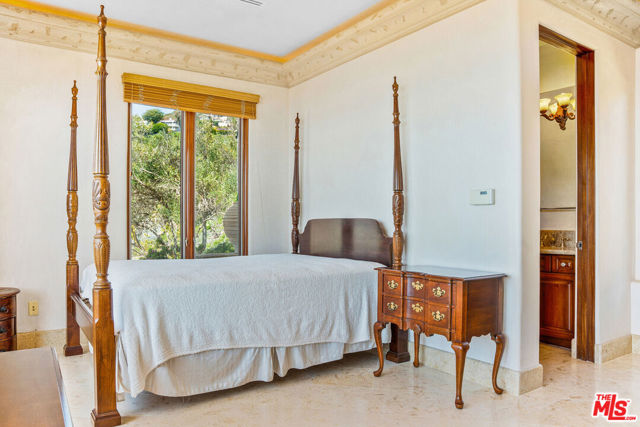 4440 Encinal Canyon Road, Malibu CA: https://media.crmls.org/mediaz/2d908982-5104-4280-a5c2-640300c37077.jpg