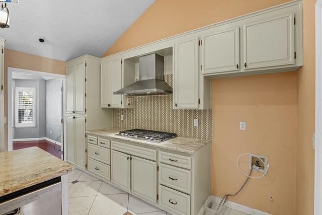 4470 Rolling Oaks Dr, Granite Bay CA: https://media.crmls.org/mediaz/2d90b643-38af-4a09-82fa-e9a599f4c1c7.jpg