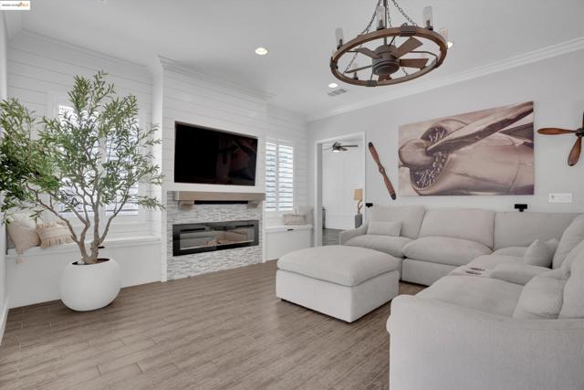 542 Harbor Cove Cir, Discovery Bay CA: https://media.crmls.org/mediaz/2d90c527-fe7a-4596-9128-4b470129d681.jpg
