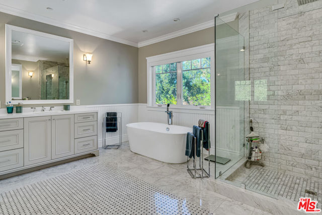 19633 Wells Drive, Tarzana CA: https://media.crmls.org/mediaz/2d914c55-1200-41e4-bc91-3fdea72c5359.jpg