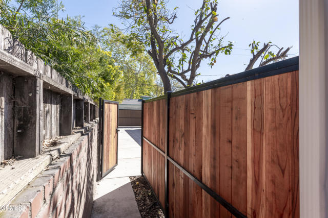 Detail Gallery Image 3 of 21 For 5842 Satsuma Ave #2,  North Hollywood,  CA 91601 - 2 Beds | 1 Baths