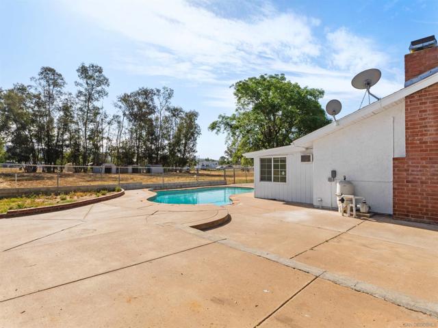 1621 Lilac, Ramona CA: https://media.crmls.org/mediaz/2d9240ba-c91a-413f-89dc-c1e3789b5589.jpg