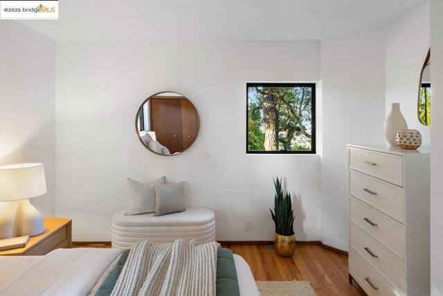 2112 Manzanita Dr, Oakland CA: https://media.crmls.org/mediaz/2d9251ef-d5cc-4bee-b69e-e023fb64484b.jpg