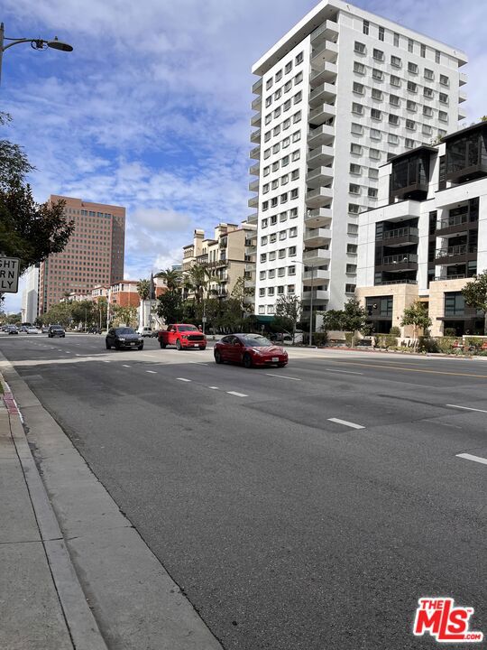 10787 Wilshire Boulevard, Los Angeles CA: https://media.crmls.org/mediaz/2d927df4-be82-4ea5-8a3d-d4b14ea1354f.jpg