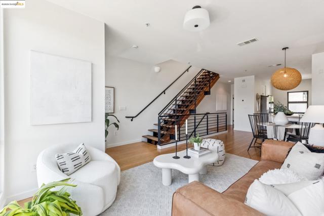 1321 Wood St, Oakland CA: https://media.crmls.org/mediaz/2d92d952-5ec5-4766-8879-ac1c04b3e05e.jpg