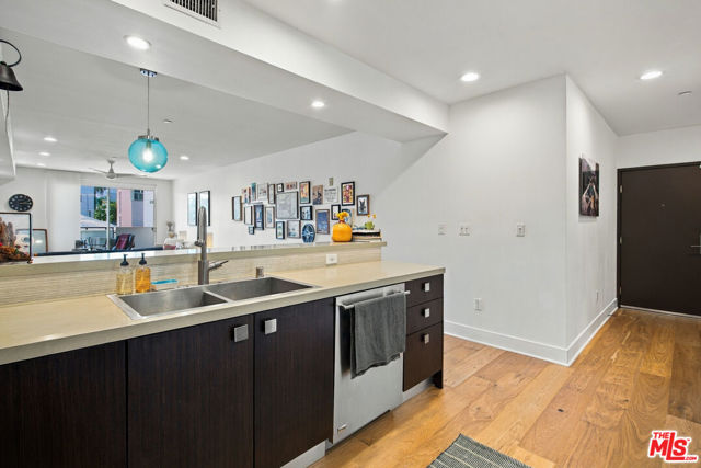 118 North Kings Road, 301 photo 9