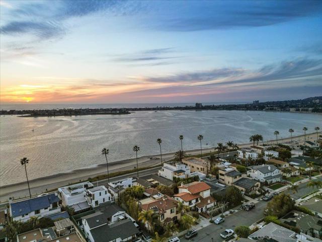 3535 Riviera Drive, San Diego CA: https://media.crmls.org/mediaz/2d94dc2b-dc8e-4f16-add7-e5b59a222b98.jpg