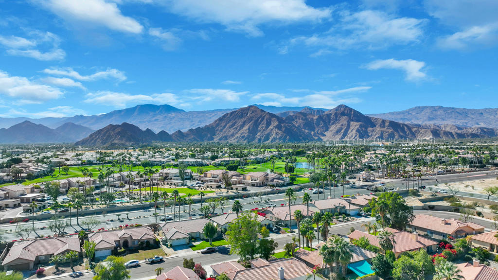 https://media.crmls.org/mediaz/2d952a5f-cbee-460d-8055-1182c3dfd883.jpg?preset=X-Large