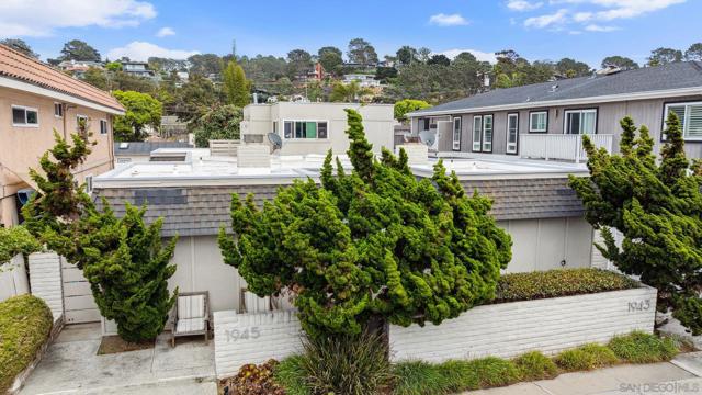 1943 45 Coast Blvd, Del Mar CA: https://media.crmls.org/mediaz/2d96dde7-bc96-4fae-9895-3e39c1972f91.jpg