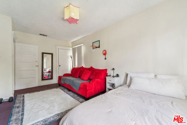 1946 S La Salle Avenue, Los Angeles CA: https://media.crmls.org/mediaz/2d9756eb-3a2e-44ee-b78d-1ebdcdd50522.jpg