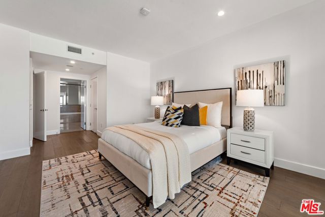 13600 Marina Pointe Drive, Marina del Rey CA: https://media.crmls.org/mediaz/2d9824d6-c949-40f7-97bd-b680de1f8eb3.jpg