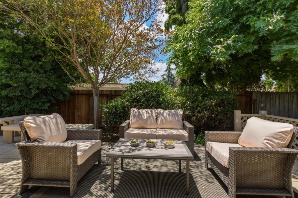 https://media.crmls.org/mediaz/2d98349d-f780-4892-8a4e-9c70cdab2700.jpg?preset=X-Large