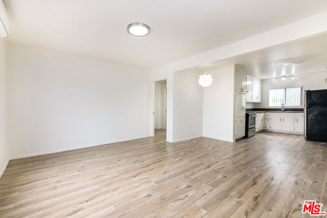 2333 Hauser Boulevard, Los Angeles CA: https://media.crmls.org/mediaz/2d983930-4f52-4b83-ae1d-fc48a49a068f.jpg