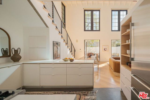 509 Santa Clara Avenue, Venice CA: https://media.crmls.org/mediaz/2d98524d-1632-40c0-9e01-f62494967ddf.jpg