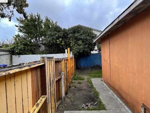 1342 Garvin Ave, Richmond CA: https://media.crmls.org/mediaz/2d98b1f9-3346-4b18-b34a-fa3aa564ecac.jpg