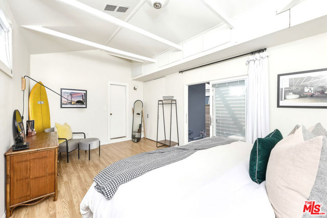 517 Venice Way, Venice CA: https://media.crmls.org/mediaz/2d990440-01e4-4316-87f3-9cccefbc364d.jpg