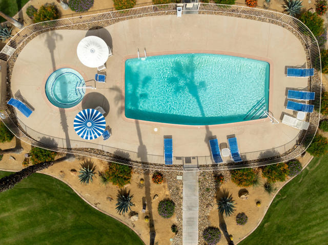 40 Joya Drive, Palm Desert CA: https://media.crmls.org/mediaz/2d99e4a1-08cd-49d8-bc6b-d5d4070db1b6.jpg