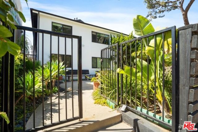 119 Paloma Avenue, Venice CA: https://media.crmls.org/mediaz/2d9b92ce-afbe-4eda-8156-55551a1006e5.jpg