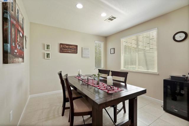 247 N Menlo Park Ct, Mountain House CA: https://media.crmls.org/mediaz/2d9ba130-4577-45e7-a057-5de94a186d78.jpg