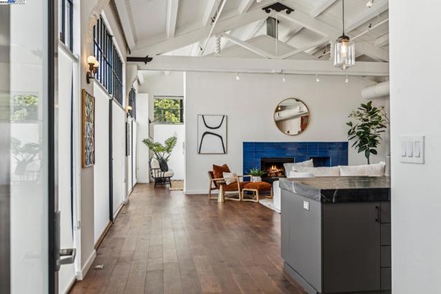 311 4th St, Oakland CA: https://media.crmls.org/mediaz/2d9bb41d-358b-427c-a2a7-7f4c8c529280.jpg