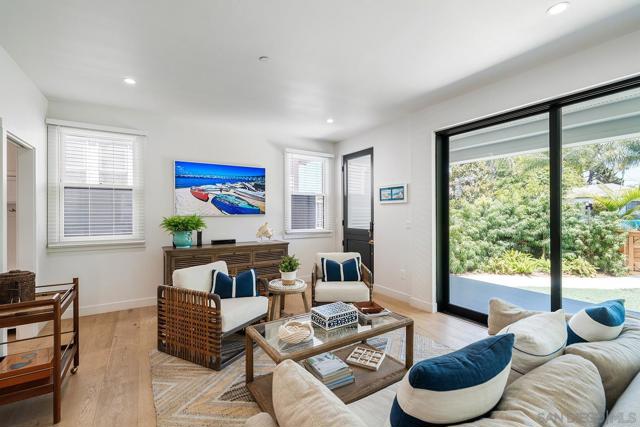 924 D Avenue, Coronado CA: https://media.crmls.org/mediaz/2d9ccb2e-bd42-47d1-a5d9-d27cb9dca657.jpg