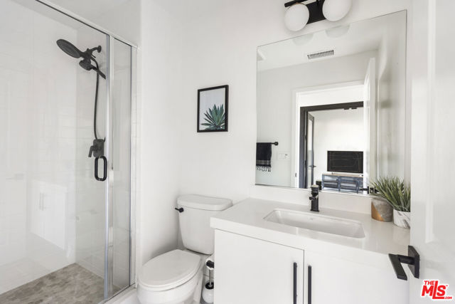 1417 N Lincoln Lane, Los Angeles CA: https://media.crmls.org/mediaz/2d9d1853-52ed-4ff9-b693-c8fea04eeb11.jpg