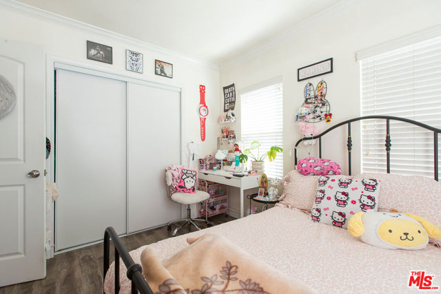 4504 Maplewood Avenue, Los Angeles CA: https://media.crmls.org/mediaz/2da0add5-8e6e-48b1-89d2-eadc0408f01b.jpg