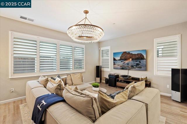 369 Parkfield Way, Oakley CA: https://media.crmls.org/mediaz/2da1708f-5f6b-41e9-b169-035cb229de13.jpg