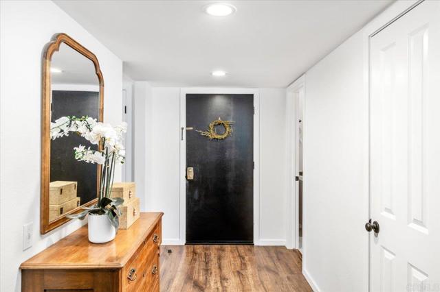 Detail Gallery Image 2 of 25 For 2535 Navarra Dr 8a,  Carlsbad,  CA 92009 - 1 Beds | 2 Baths