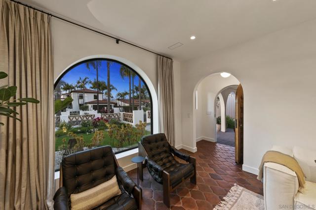 4223 Middlesex Dr, San Diego CA: https://media.crmls.org/mediaz/2da24211-7ef0-42fe-9c73-f6c84d3872b6.jpg