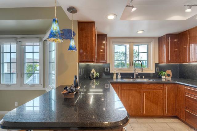 Detail Gallery Image 8 of 48 For 2132 S. Coast Hwy, Oceanside,  CA 92054 - 2 Beds | 2 Baths