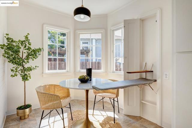 6753 Manor Crest, Oakland CA: https://media.crmls.org/mediaz/2da38aef-06d0-4122-b2b3-0a632db60cd9.jpg