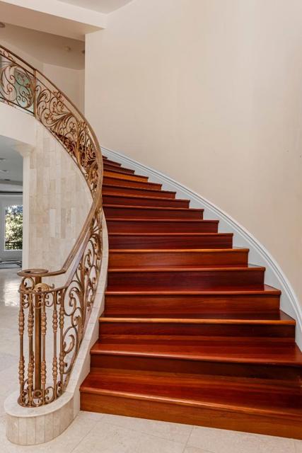 1 Reids Roost Road, Woodside CA: https://media.crmls.org/mediaz/2da3d19c-1b1d-4d75-b2d5-a9e413ede342.jpg