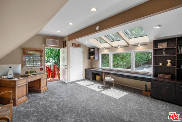 11818 Laurel Hills Road, Studio City CA: https://media.crmls.org/mediaz/2da45710-731e-4ebd-bfb6-faa21f3e0393.jpg