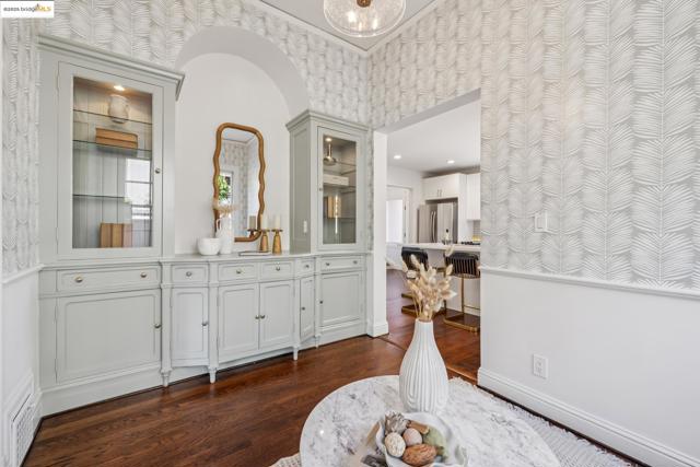 612 Longridge Rd, Oakland CA: https://media.crmls.org/mediaz/2da66c35-4976-4251-b43c-8b7f540d15d5.jpg